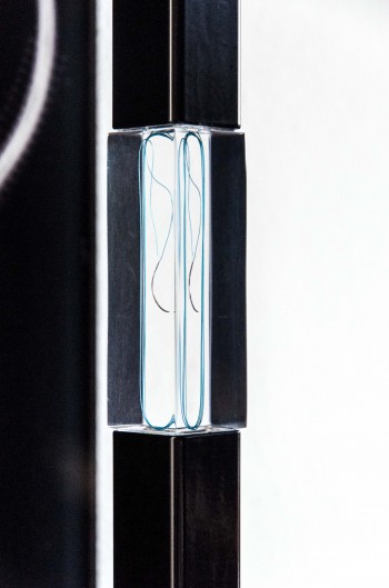 Flatlines, detail, 2015<br />
door handle: lacquered steel, lucite, surgical sutures<br />
uv-print on tempered glass