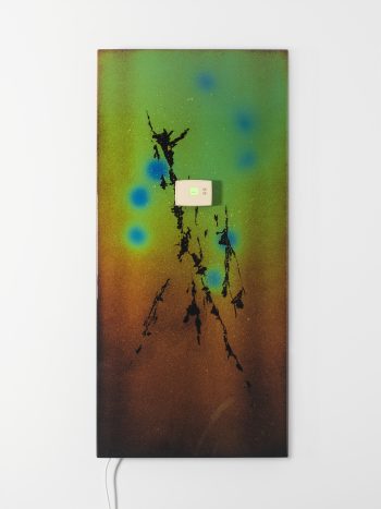 How do I survive? (mirror is engine), 2022<br />
AI-scripted thermostat, thermochromic pigment, epoxy resin, acrylic, polyamide heaters, powder-coated aluminum, electronics 