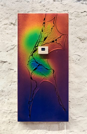 How do I survive? (murmur feeds chant), 2022<br />
AI-scripted<br />
thermostat, thermochromic pigment, epoxy resin, acrylic, powder-coated aluminum, polyamide heaters, stainless steel